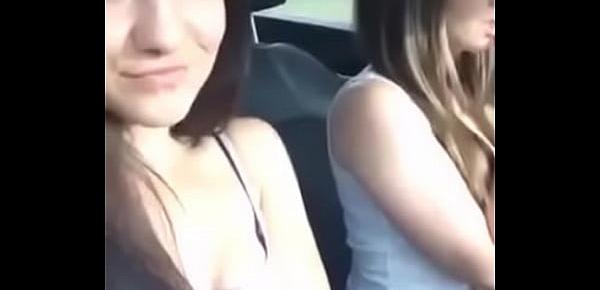  Chicas moviendo el culo en calzones en el auto